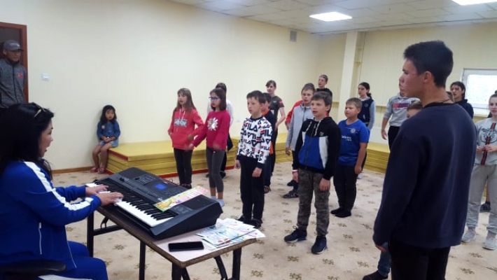 Орос хүүхдүүд монгол дуу, бүжиг сурснаа тайлагнана